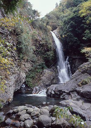 น้ำตกคามาดารุ (Kama-daru falls)